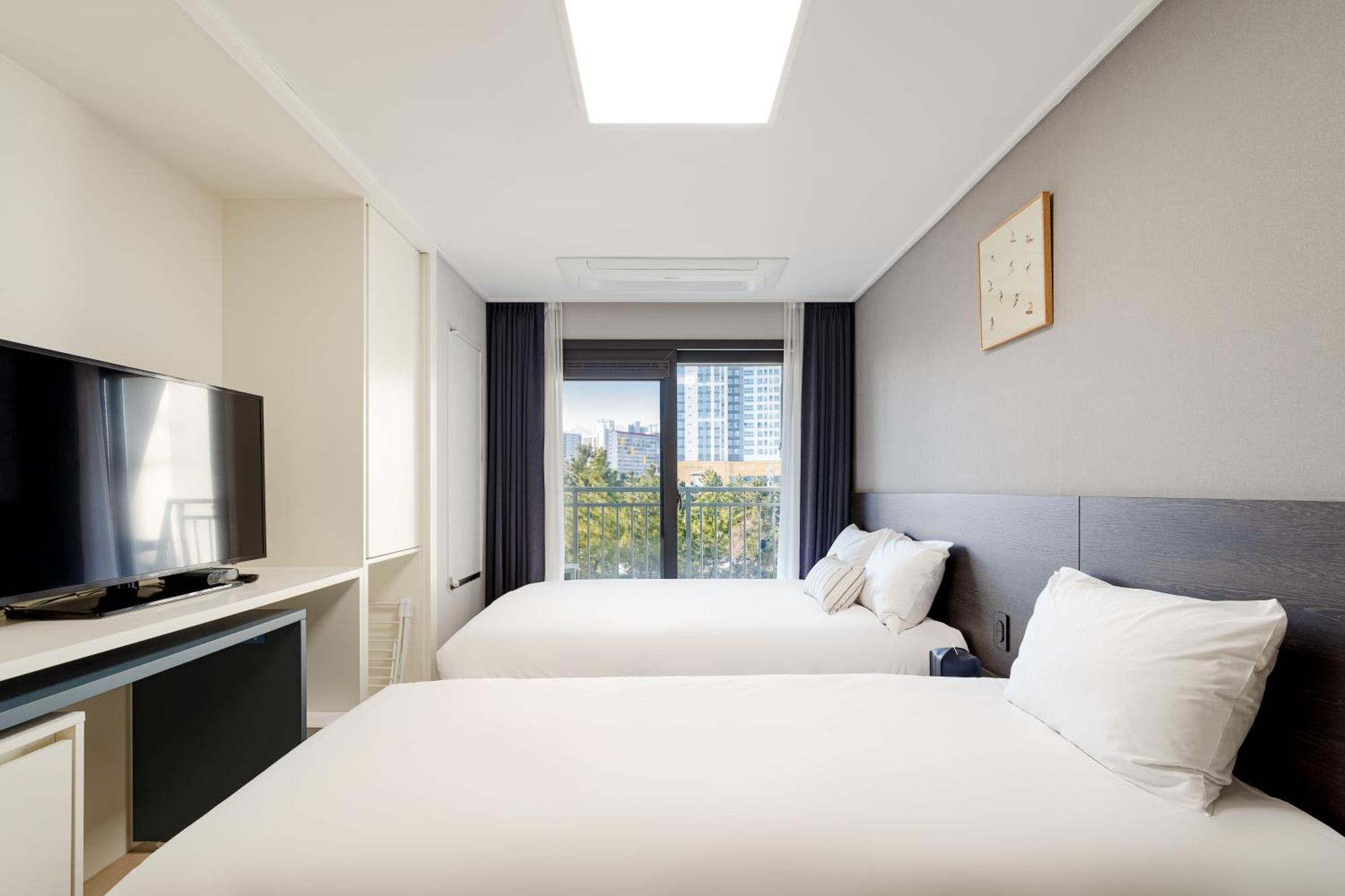 Urbanstay Sokcho Beach Ab Exterior photo